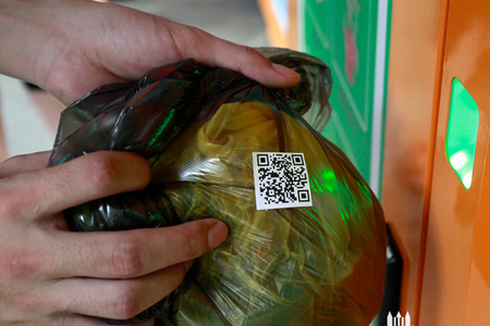 扫描垃圾袋上的二维码，，，，，，翻开箱门，，，，，，投放垃圾